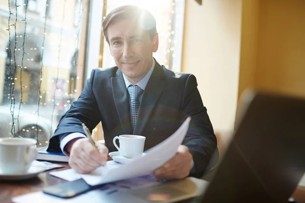 Homme d'affaires confiant dans le café — Photo