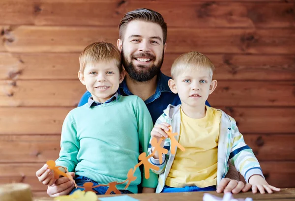 Kreative kleine Jungen im Kunstunterricht — Stockfoto