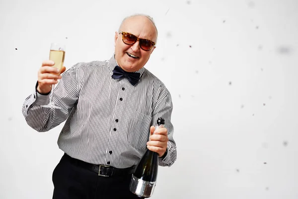 Homem idoso segurando copo de champanhe — Fotografia de Stock