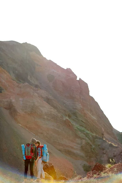 Casal viajando em montanhas — Fotografia de Stock