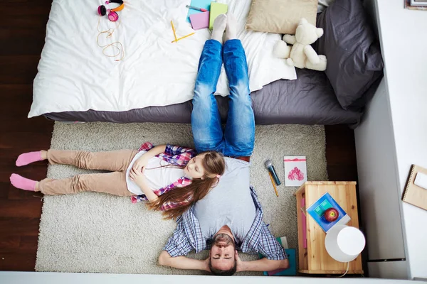 Familjen ha nap tillsammans — Stockfoto