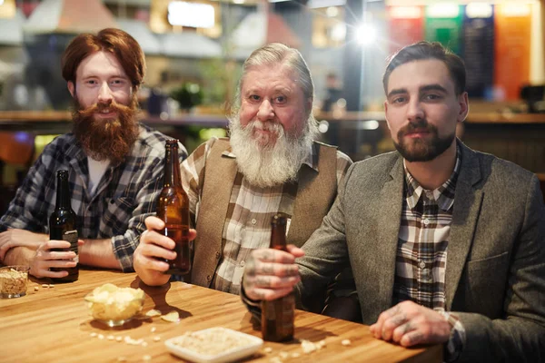 Senior och unga män med skägg — Stockfoto