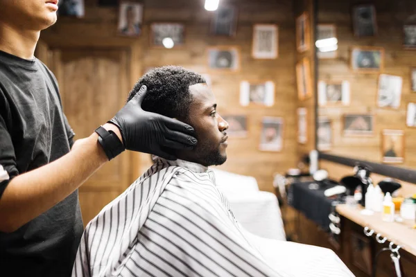 Mann besucht professionellen Friseurladen — Stockfoto