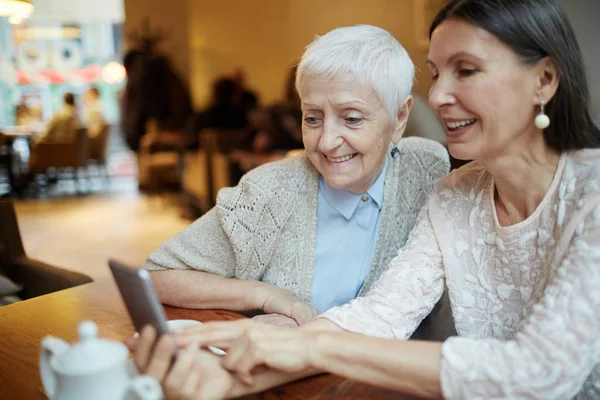 Donna matura mostrando smartphone — Foto Stock