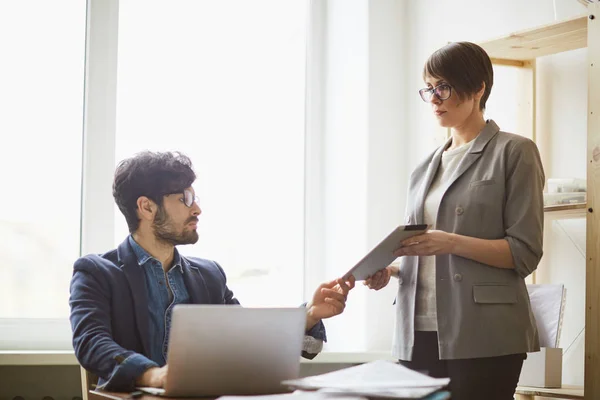 Jefe joven en el lugar de trabajo — Foto de Stock