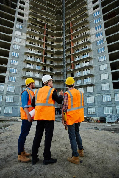 Drei Arbeiter mit Warnwesten — Stockfoto