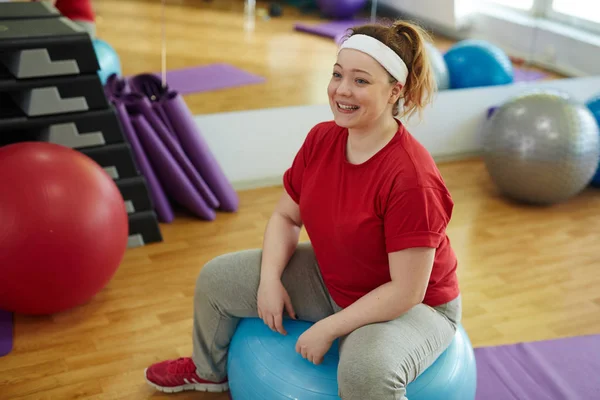 Mulher realizando exercícios de bola — Fotografia de Stock