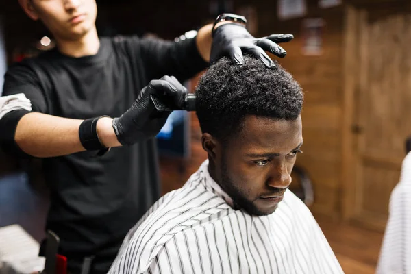 Afrikanisch-amerikanischer Mann besucht Friseurladen — Stockfoto