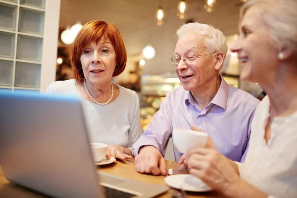 Personas mayores delante de la computadora portátil — Foto de Stock