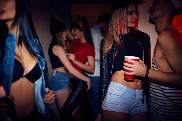 Переполненная вечеринка с сексуальными девушками — стоковое фото