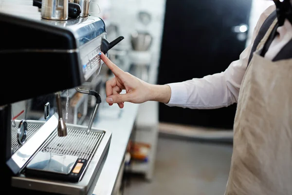 Barista drückt Taste — Stockfoto