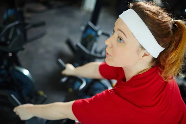 Bisiklet makinede çalışan kadın — Stok fotoğraf