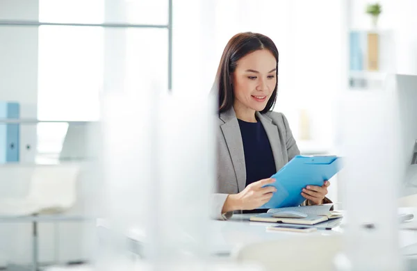 Mujer de negocios asiática sosteniendo carpeta azul —  Fotos de Stock