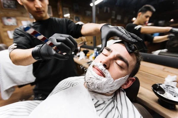 Barbiere uomo rasatura — Foto Stock
