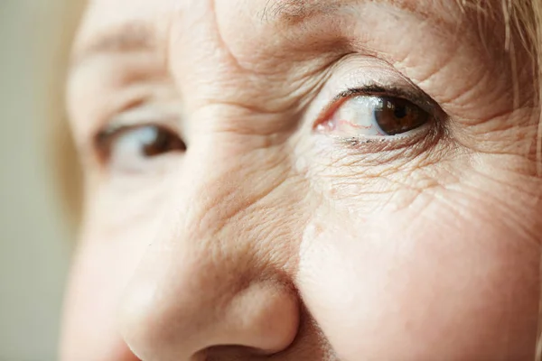 Olhos castanhos escuros profundos — Fotografia de Stock