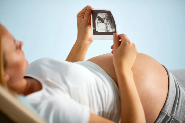 Беременная женщина на медицинской скамейке — стоковое фото