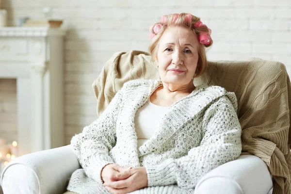 Donna con rulli per capelli rosa — Foto Stock