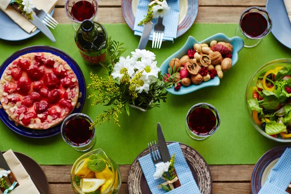 Tabel met lekker eten — Stockfoto