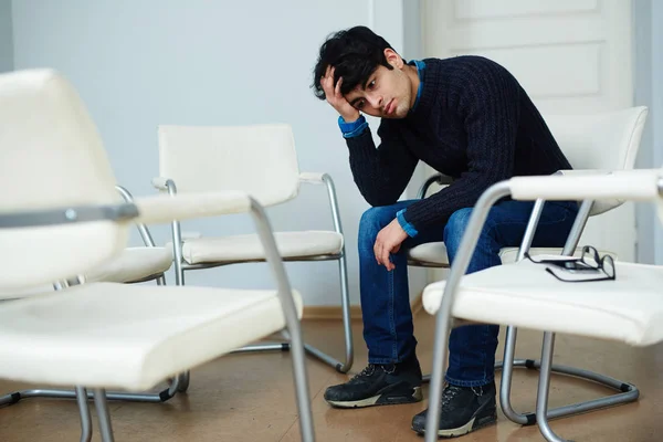 Mann sitzt auf Stuhl — Stockfoto