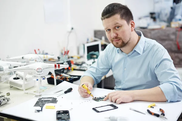 Man in workshop looking at camera — Stock Photo, Image