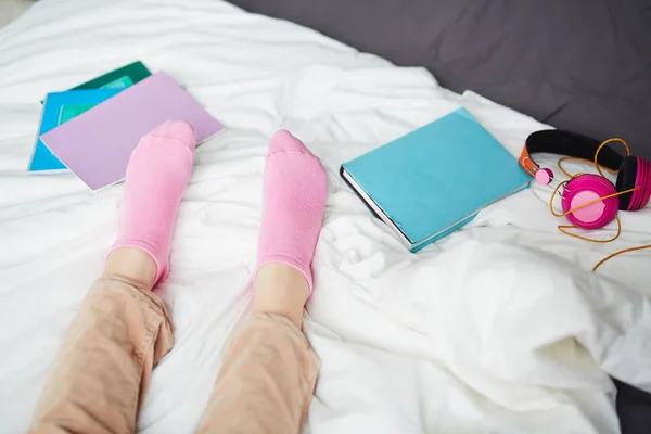 Ragazze piedi in calzini rosa — Foto Stock