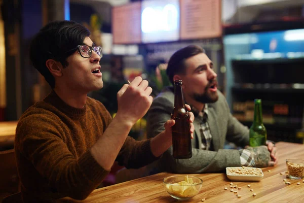 Eventails de football avec bouteilles de bière — Photo