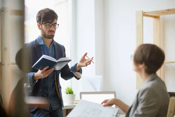 Employés parlant au bureau — Photo