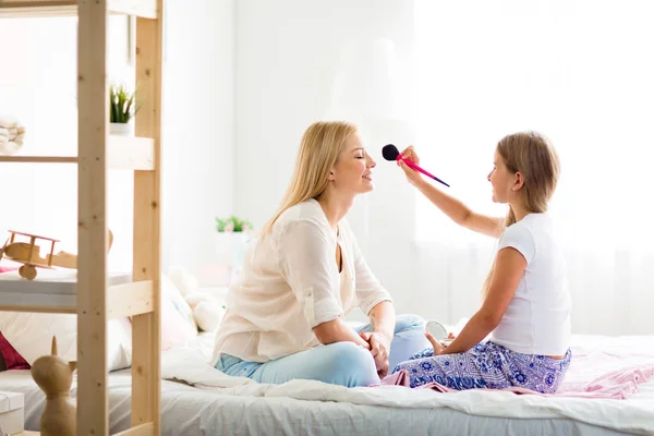 Daughter playing beauty salon with mother — Stock Photo, Image