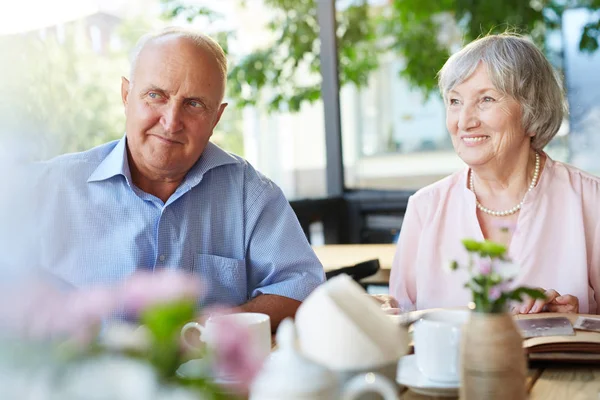 Senior couple wrapped in memories — Stock Photo, Image