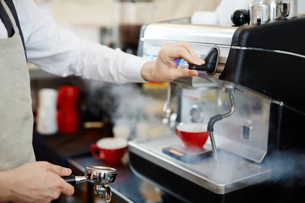 Barista dampft mit Kaffeemaschine — Stockfoto