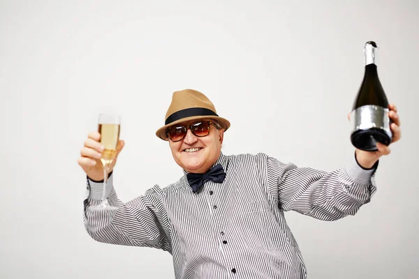 Homem dançando com vidro e garrafa — Fotografia de Stock