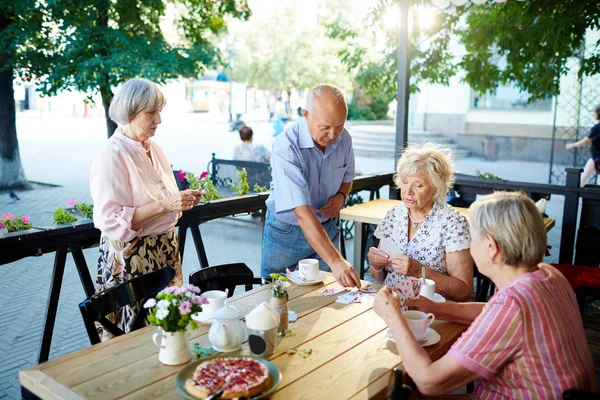 Elderly people relaxing in cafe — Stock Photo, Image