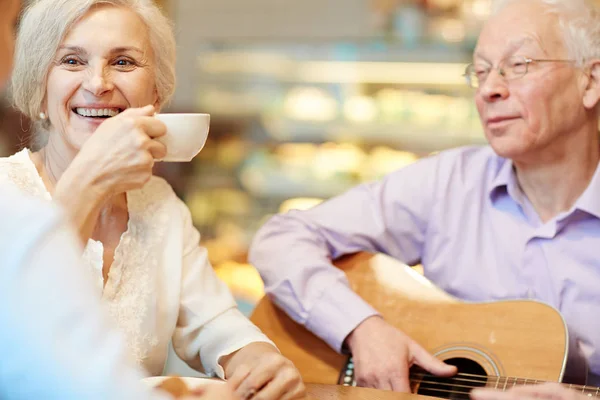 Pareja mayor disfrutando del tiempo en la cafetería —  Fotos de Stock