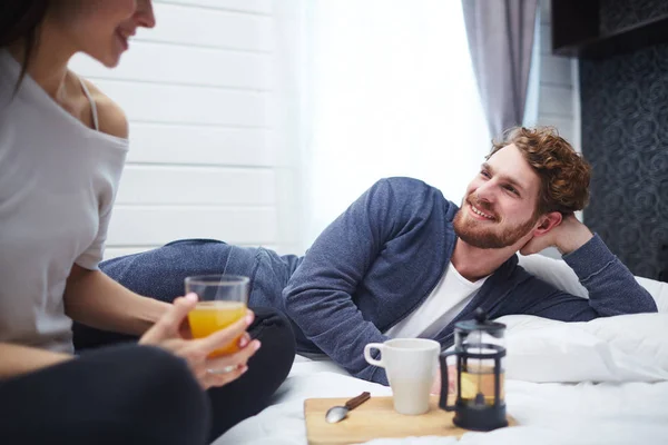 Jovem casal relaxante em casa — Fotografia de Stock