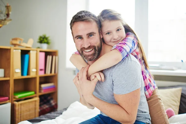 Familjeporträtt i sovrum — Stockfoto