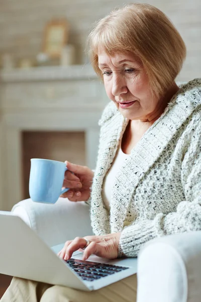 Senior kvinna som arbetar hemifrån — Stockfoto