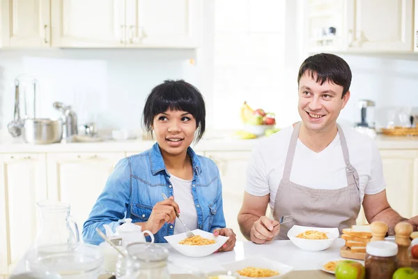 Kadın ve kocası Öğle Yemeği — Stok fotoğraf