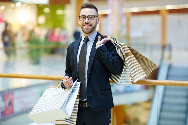 Homem de negócios segurando sacos de papel — Fotografia de Stock