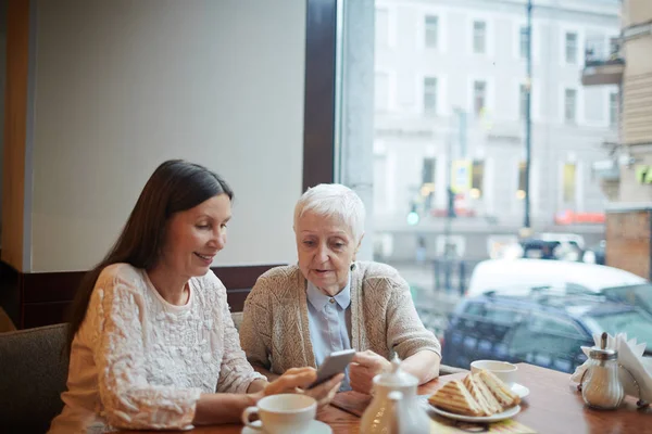 Vrouwen op zoek op smartphone — Stockfoto