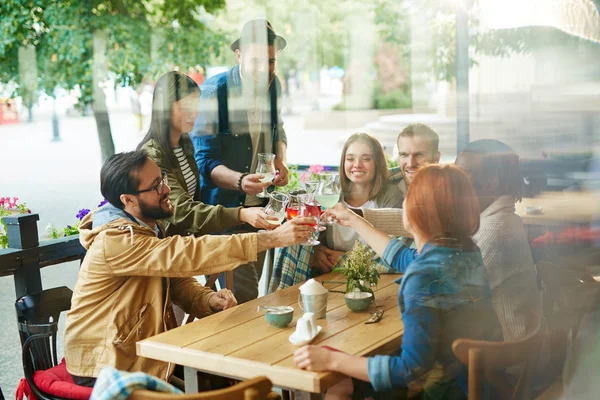 Friends having dinner together — Stock Photo, Image