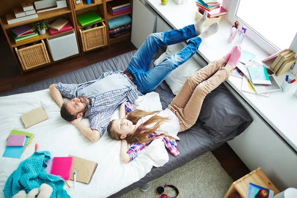 Relajante después de hacer la tarea — Foto de Stock