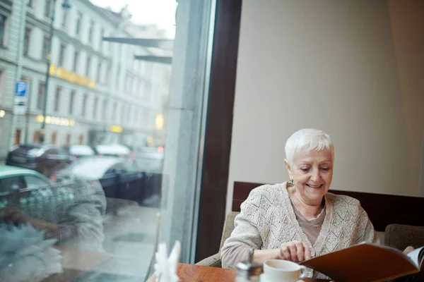 Revista de lectura femenina en cafetería — Foto de Stock