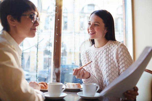 Mulheres de negócios discutindo detalhes do contrato — Fotografia de Stock