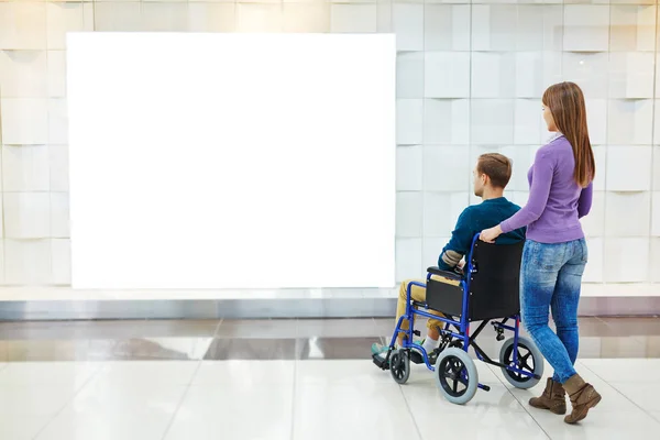 Женщина и парень в инвалидной коляске — стоковое фото
