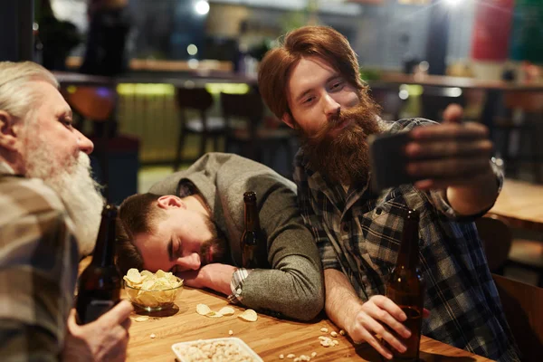 Чоловік біля selfie — стокове фото