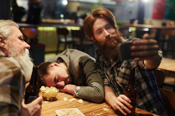 Homem fazendo selfie — Fotografia de Stock