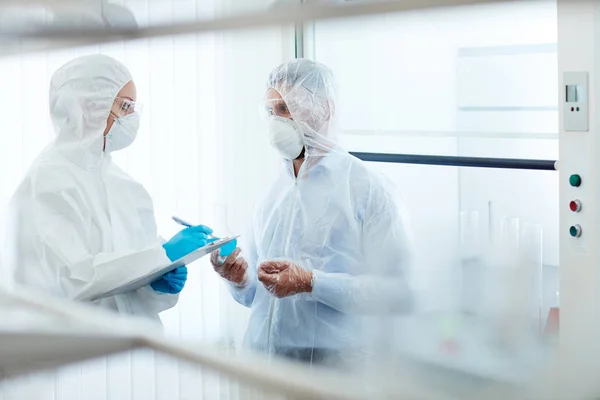 Scienziati in uniforme protettiva — Foto Stock