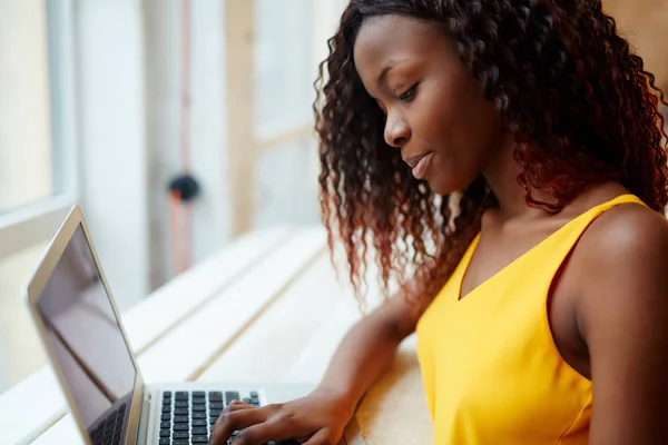 Menina americana africana com laptop — Fotografia de Stock