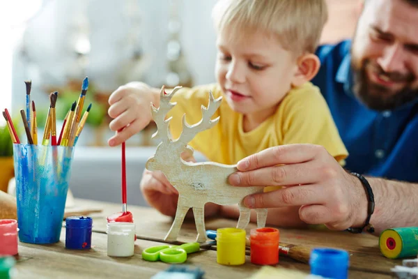 Zoon met papa kleurplaat speelgoed herten — Stockfoto