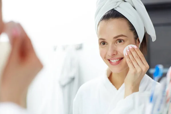 Verwijderen van make-up meisje — Stockfoto